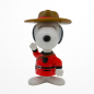 Preview: Snoopy Sammlerfigur Canada (Peanuts) – Kunststofffigur vorne, rotes Outfit, brauner Hut